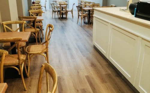 PAVIMENTO EN PANADERÍA-CAFETERÍA