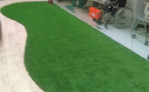 FORMACCIONA: césped, simulación de madera y armonía