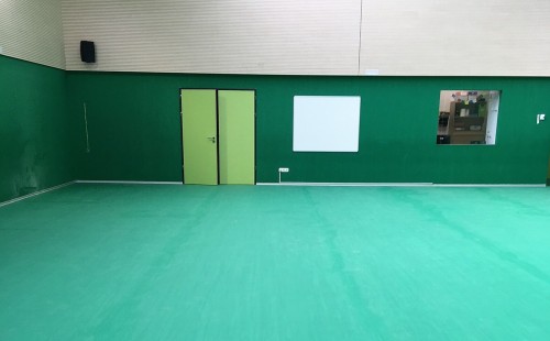 CEIP VALDESPARTERA: suelo y paredes para un espacio hiperactivo