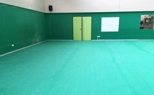 CEIP VALDESPARTERA: suelo y paredes para un espacio hiperactivo