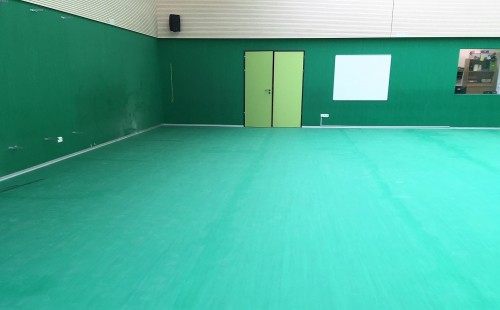 CEIP VALDESPARTERA: suelo y paredes para un espacio hiperactivo