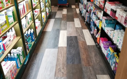 FARMAVÁZQUEZ: cómo instalar un suelo sin necesidad de cerrar el local