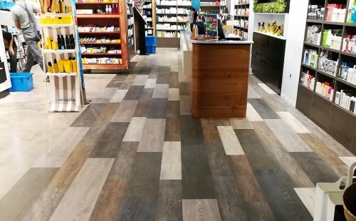 FARMAVÁZQUEZ: cómo instalar un suelo sin necesidad de cerrar el local