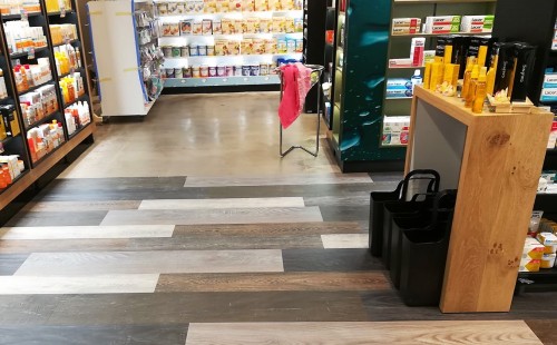 FARMAVÁZQUEZ: cómo instalar un suelo sin necesidad de cerrar el local