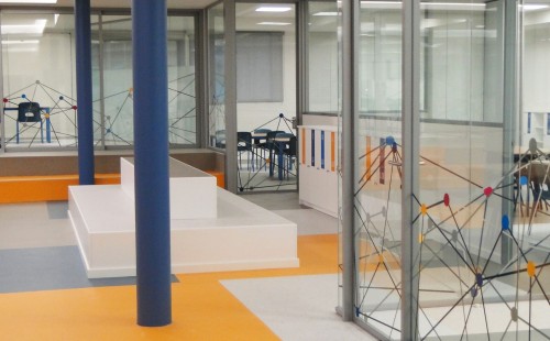 AULARIO DE PRIMARIA EN EL LICEO EUROPA: pisar firme para una educación luminosa y dinámica 