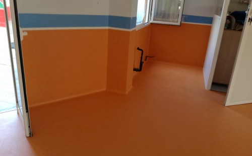 GUARDERÍA DE LA PUEBLA: pavimento y mural limpio, acogedor y divertido.