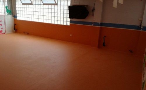 GUARDERÍA DE LA PUEBLA: pavimento y mural limpio, acogedor y divertido.