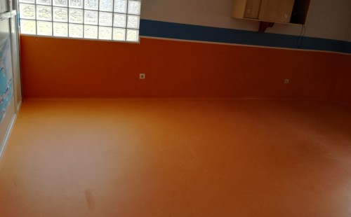 GUARDERÍA DE LA PUEBLA: pavimento y mural limpio, acogedor y divertido.