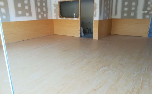 CEIP CADRETE; Césped y suelo para los más pequeños