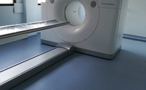 HOSPITAL CLÍNICO: Instalación de Pavimento Conductivo en PET-TAC